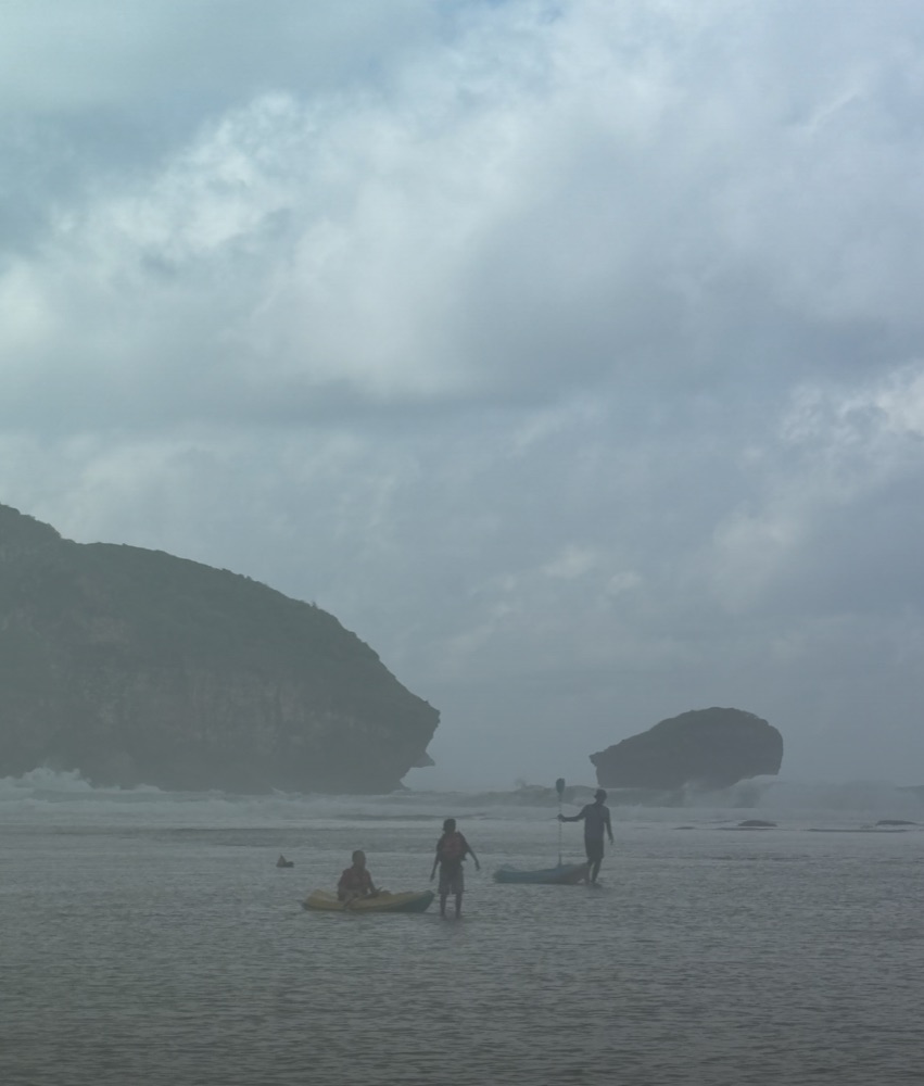 Menyusuri pantai bersama rombongan